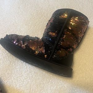 UGG CLASSIC SHORT SEQUIN BLACK/COPPER WOMEN'S BOOTS (Size 8)